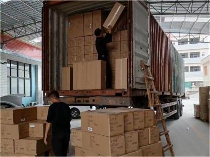 Зареждане на контейнери преди китайската нова година